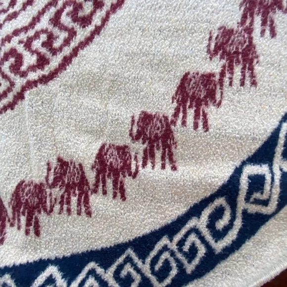 𝅺SOFT cape shawl poncho with elephant design - Picture 5 of 7